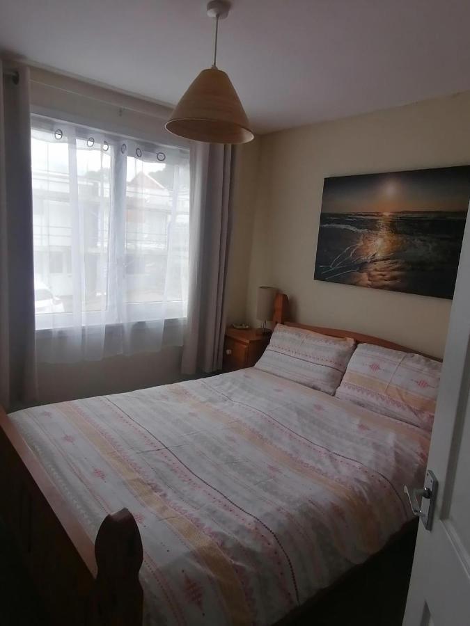 Le Chalet - 2 Bedroom Chalet House Sleeps 3 เพมโบรก ภายนอก รูปภาพ